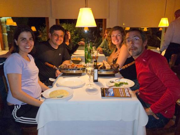 Reencontro com os Nerds Viajantes, o Helder e a Lillian, no delicioso restaurante La Tablita em El Calafate, no sul da Argentina (foto do Helder Ribeiro)